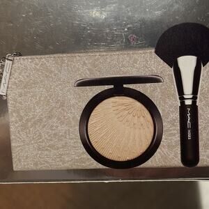 MAC Firelight finish highlighter champagne fan brush cosmetic case new nwt
